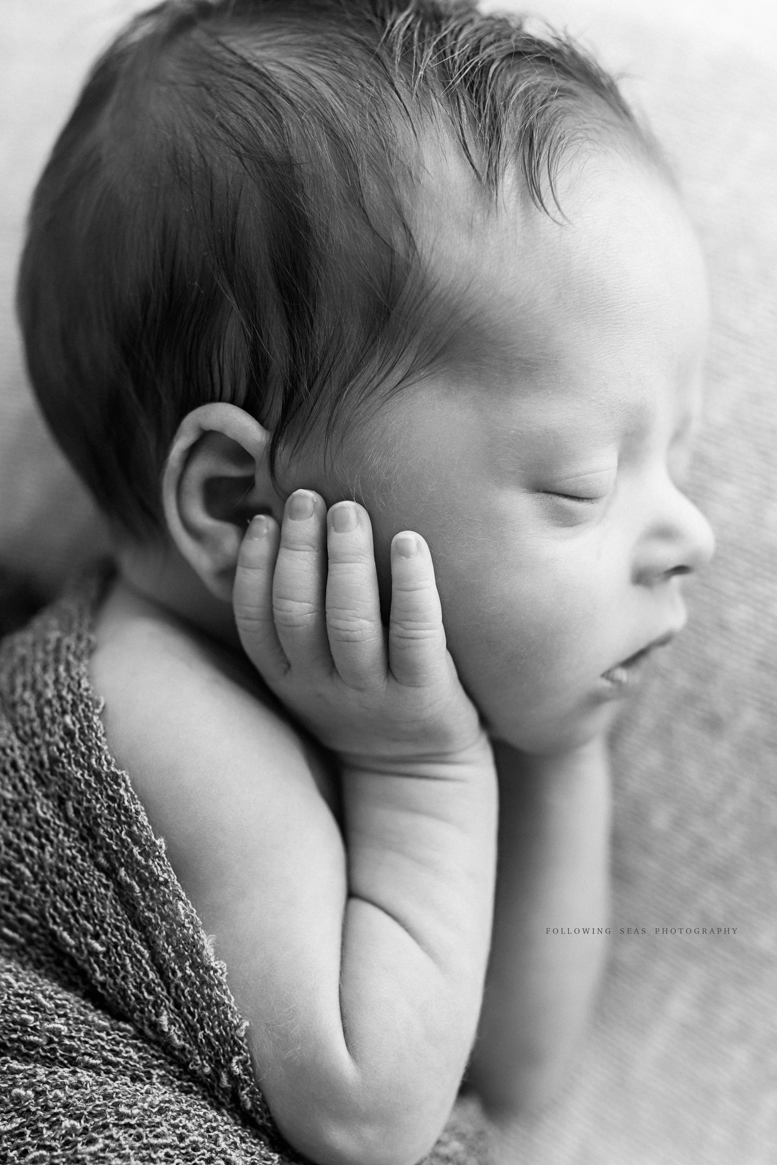 Charleston-Newborn-Photographer-FSP_2328BW.jpg