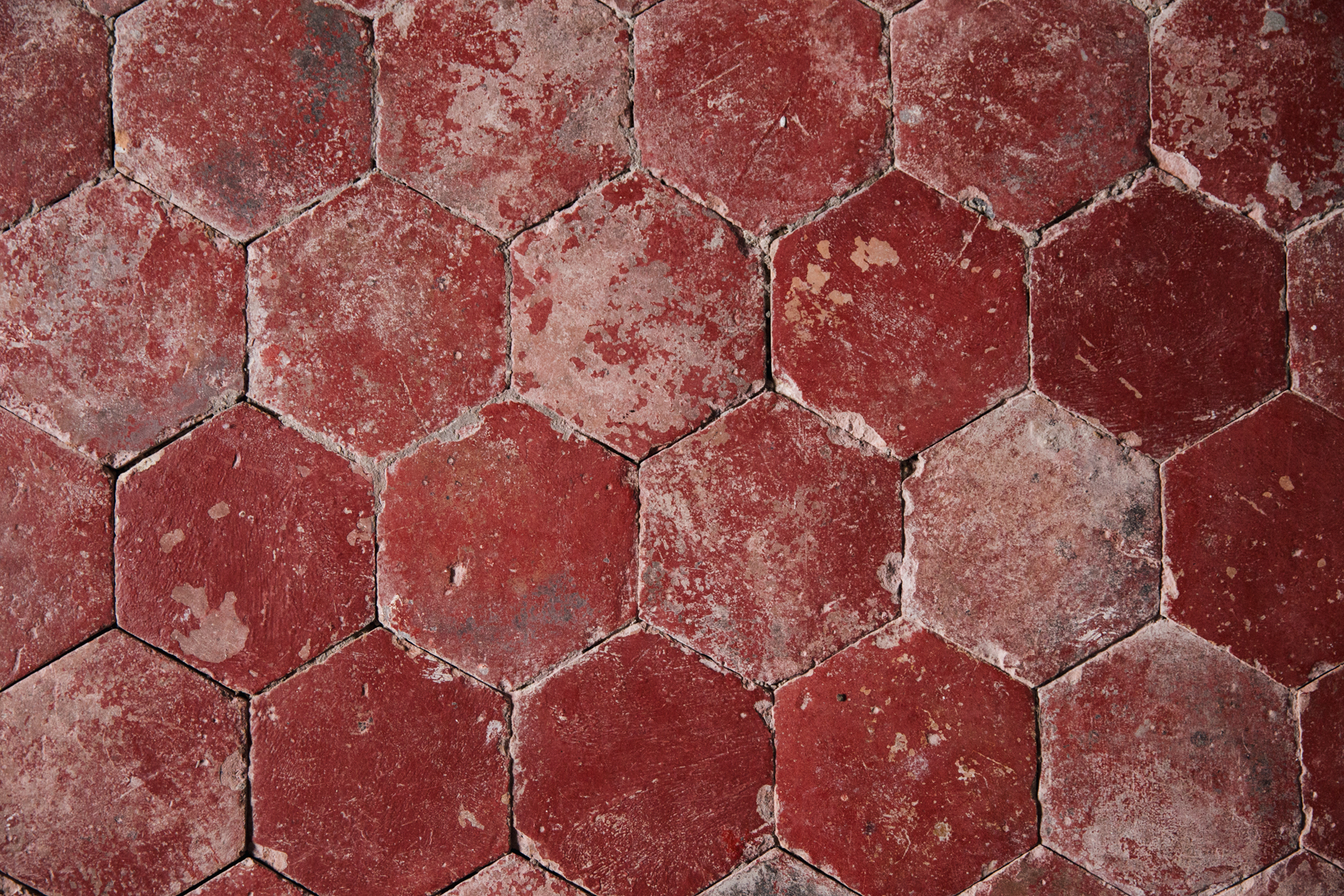 And this floor! The top floor is tiled with these lovely hexagonal, ancient tiles. Some are painted red, other are left au natural.