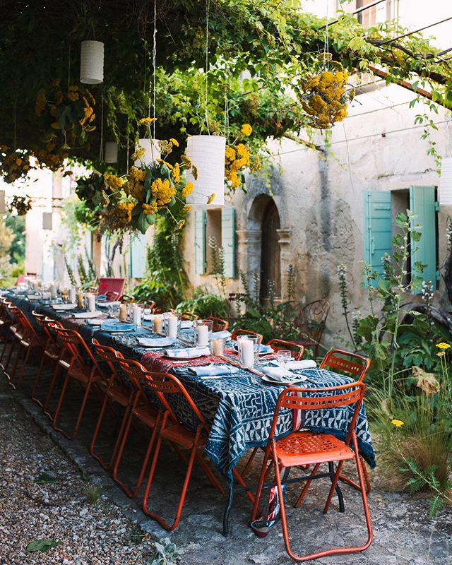 One of the afternoons at the #foragefeastphotography workshop in Provence was dedicated to what hostess with the mostess @ruthribeaucourt generously kept calling a flower “masterclass” hosted by me. I pretended I wasn’t freaking out, but I was, because my whole premise with flowers is that you don’t really have to know anything much about them to create beautiful things, which doesn’t make for much of a masterclass, does it. So instead, we all picked bundles of bright yellow Achillea growing around the house and angled the stems into balled-up lengths of chicken wire to create little yellow explosions to be suspended over the dinner table. It was very simple and fun and the result was really lovely. Great company, simple pleasures, surrounded by beauty. Absolutely loved the afternoon thank you ladies. Xx
.
And thank you @twiggstudios for the beautiful second picture and to @heroldian_journal for being part model part florist in the third