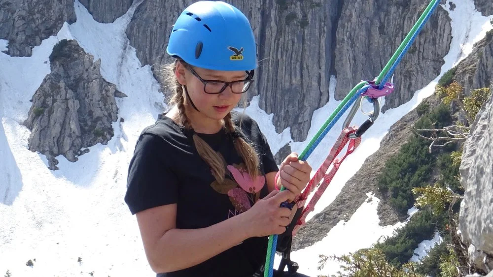 LENA_Abseilen_am_Felsen.jpg
