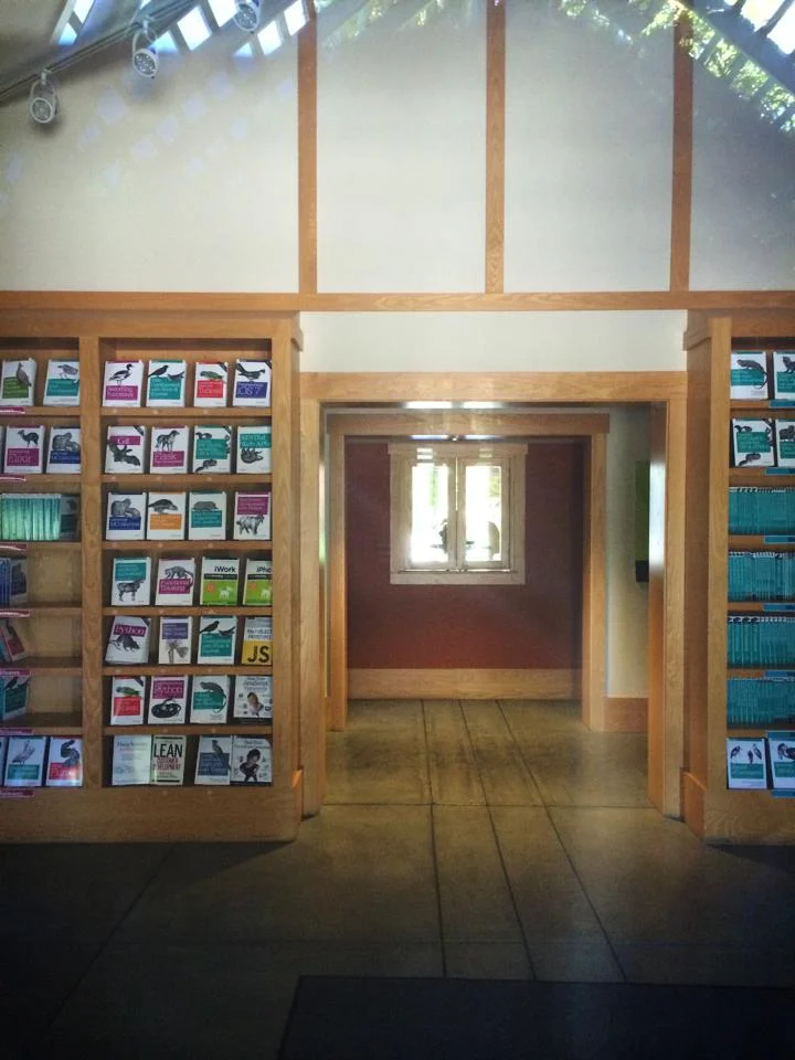 技術書で有名なO'Reillyの本社。玄関にはブックストアのように本棚に本が並ぶ。