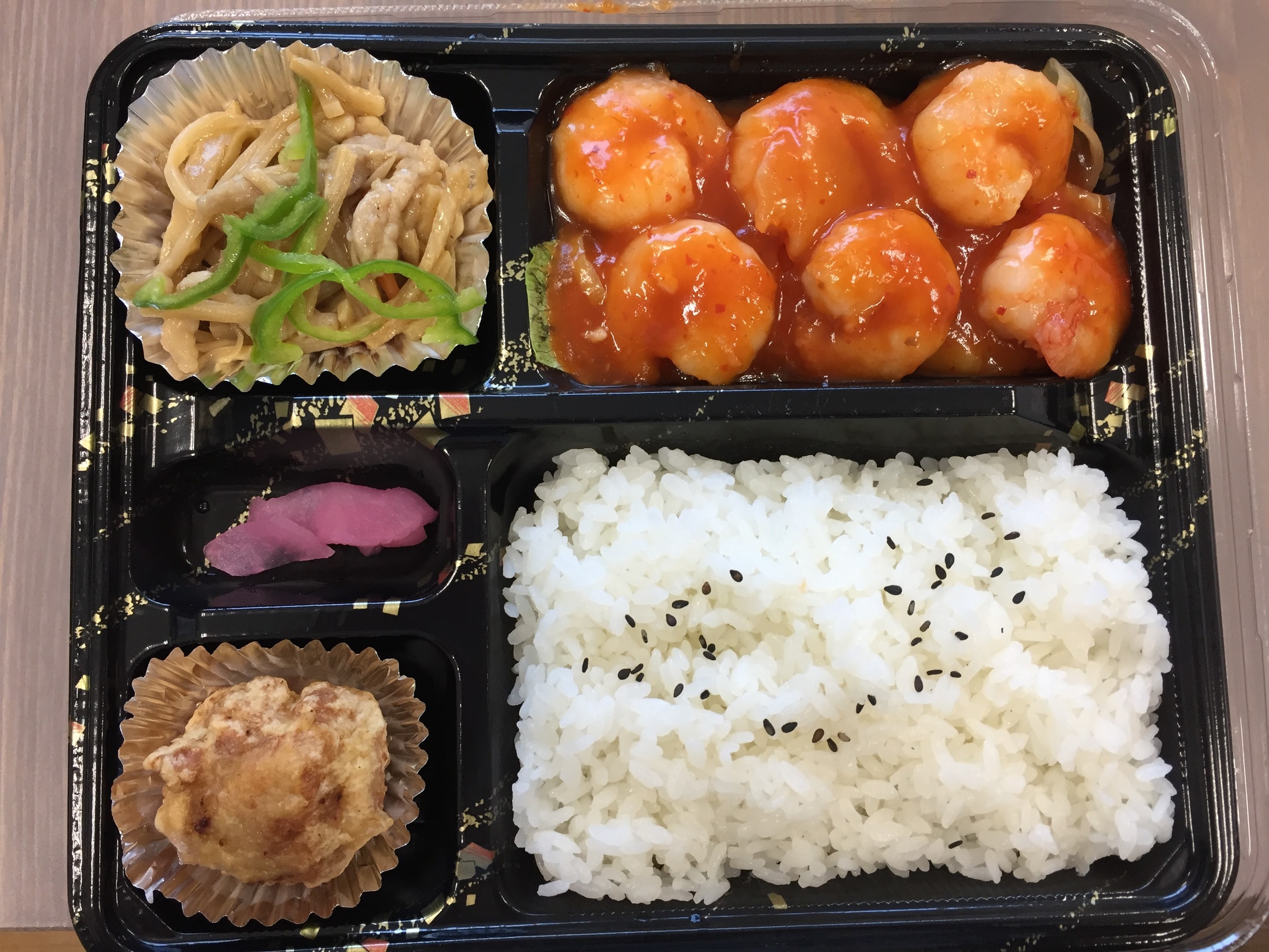 お弁当をMARK ISで買って食べます。安くないですけど、おいしいです。