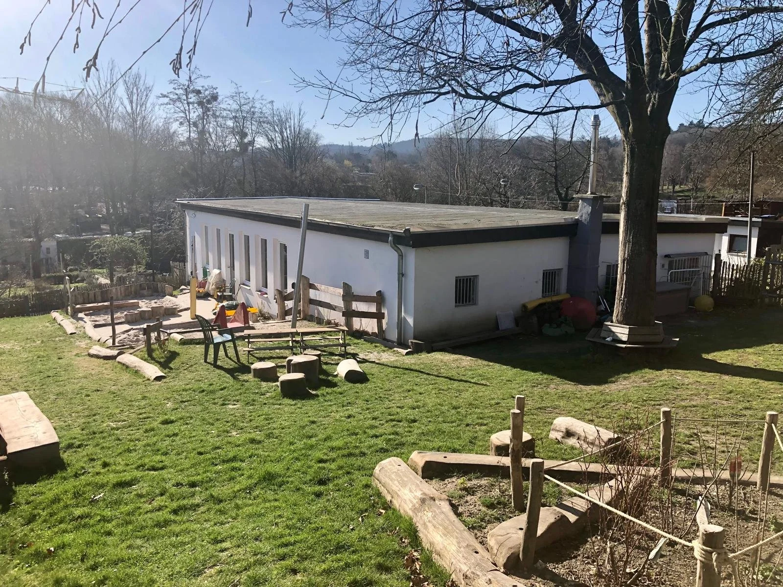 260309 Garten mit Sandkasten und Vereinsheim.jpeg