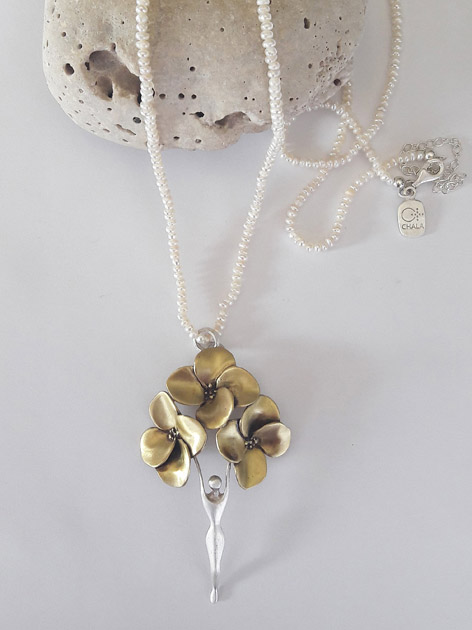 09 Woman with hydrangeas necklace with pearl.jpg
