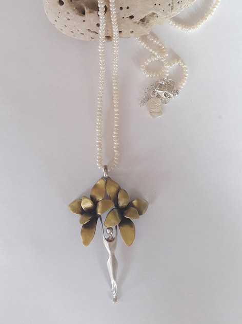 10 Woman with wild flowers necklace with pearl.jpg