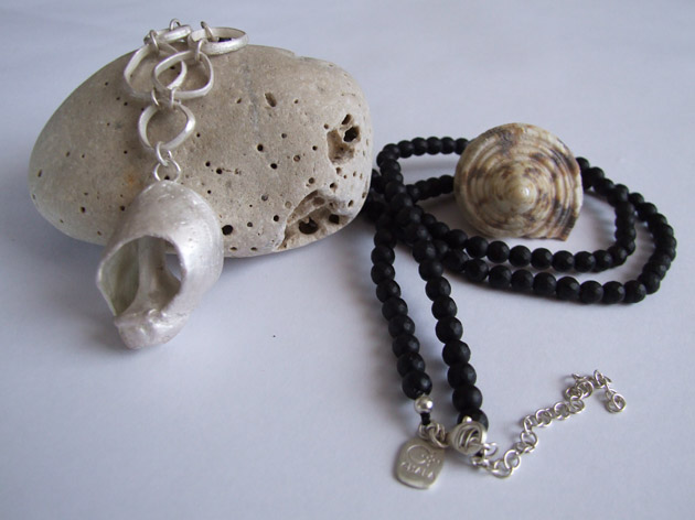 12 Round seashell necklace with onix.jpg