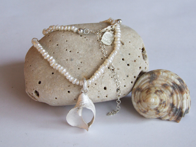 20  Curve shell necklace with pearl.jpg