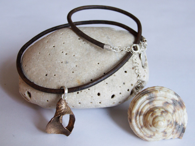22  Curve shell necklace with leather cord.jpg