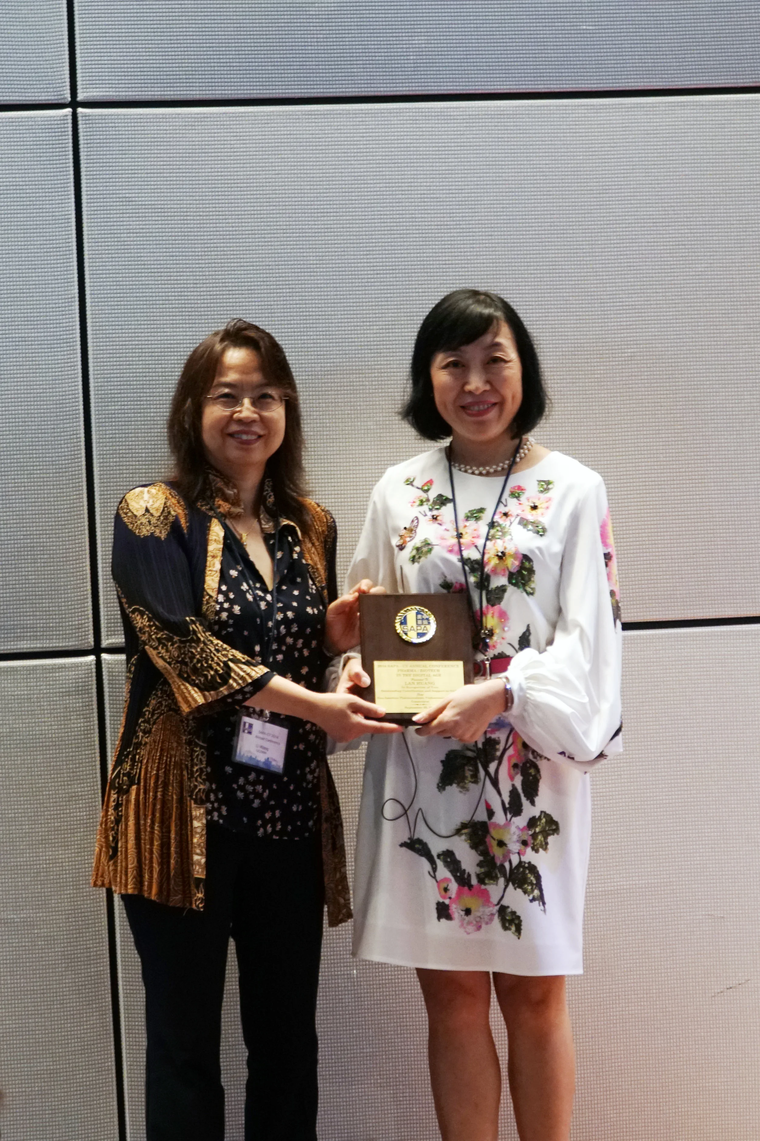 Dr. Lan Huang honored by Dr. Li Wang to receive SAPA-CT speaker award.