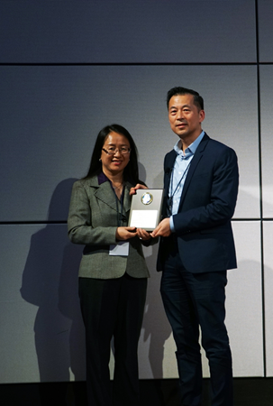 Dr. Lian Wang, VivoZ BioLabs, SAPA Parallel Session A session chair, honored Dr. Yixian Zhang speaker award