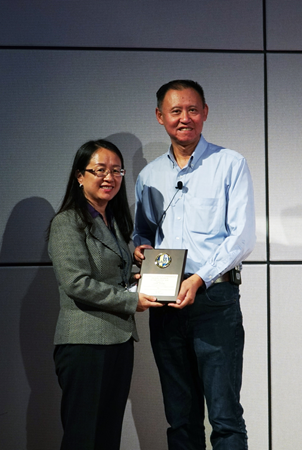 Dr. Lian Wang, VivoZ BioLabs, SAPA Parallel Session A session chair, honored Dr. Yide Jiang speaker award