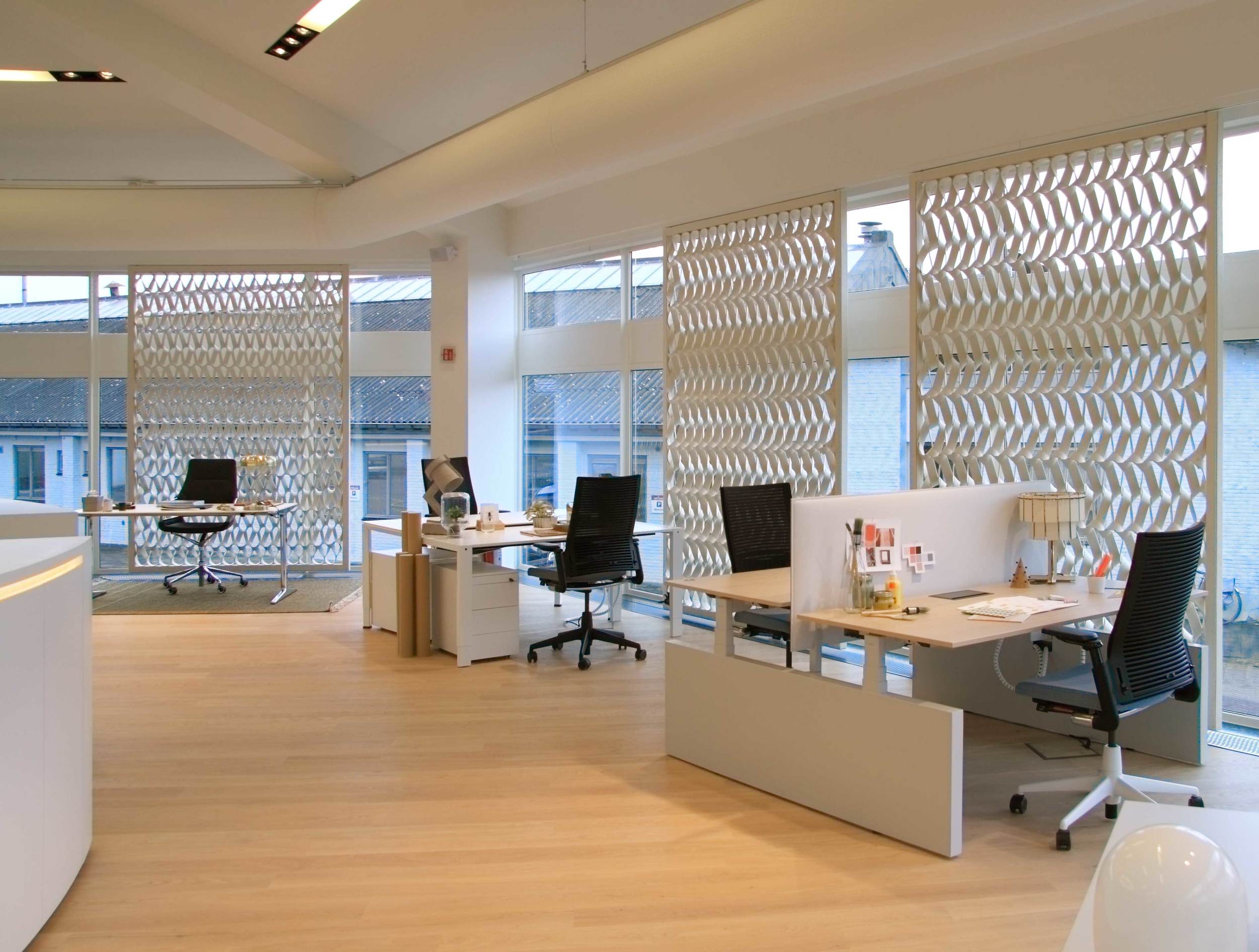 Studio Aandacht restyled the Ahrend headquarters showroom in st. Oedenrode in the Netherlands. Tatjana Quax asked me to place my braided felt in huge frames. The office spaces gain lots of tactillity as well as better acoustics.