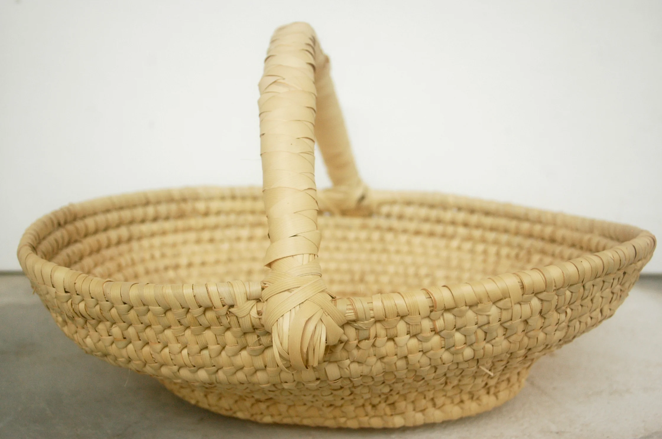 basket with handle/ canasta con asa