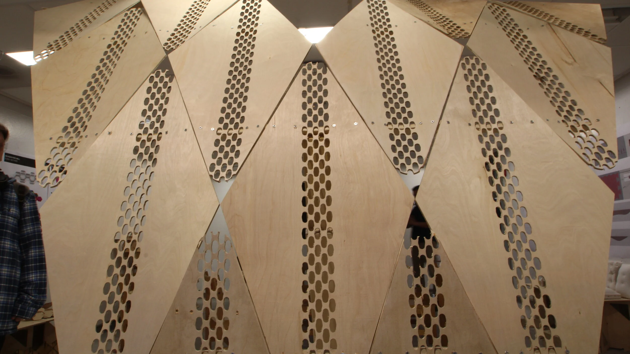  The project focused on the translation of digital design into physical fabrication. It was generated from an interest in kerf bending applied to the creation of curved structure. The kerf pattern was positioned at a targeted axis of bending allowing