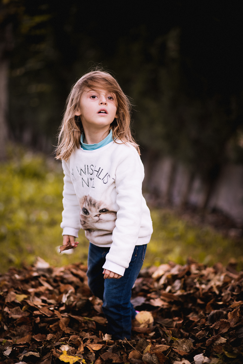 5. Autumn is a magical season but she makes it glow. Love that look of her combined with those fall colours.