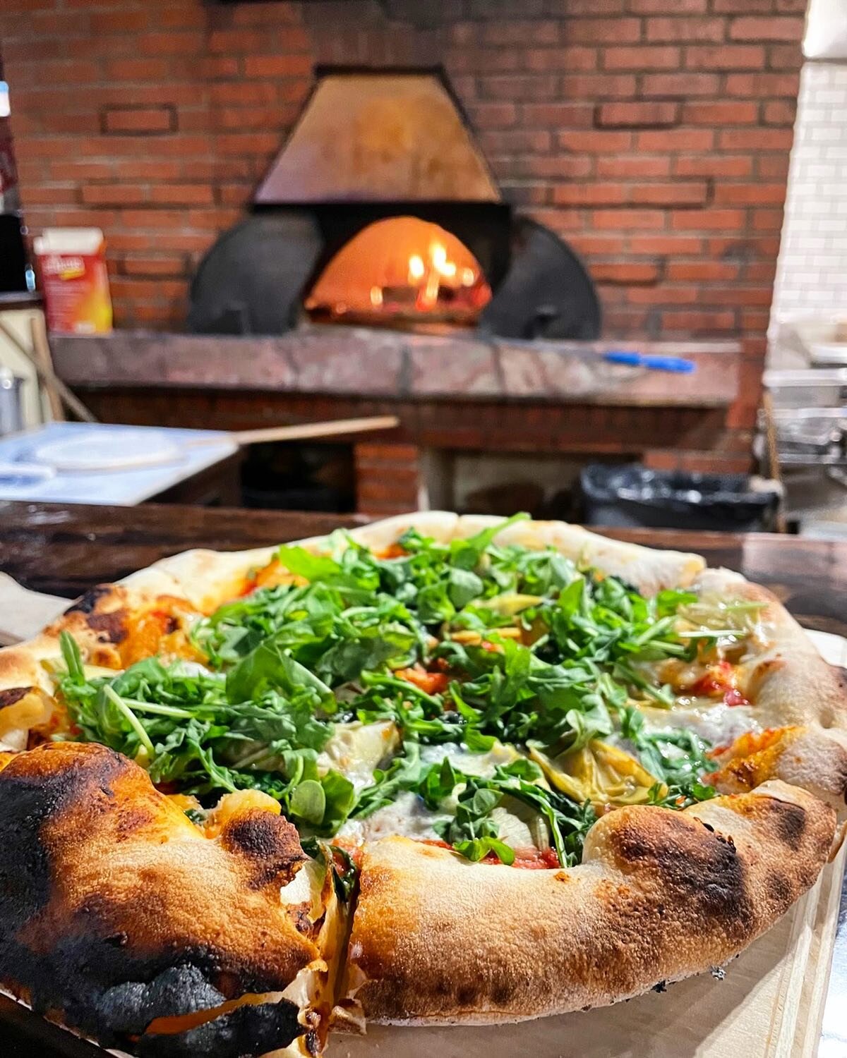 It&rsquo;s Pies &amp; Pints Wednesday!!! (1/2 off select Pizzas &amp; $5 Drafts from 4-7pm) 🍕😱
.
.
.
#cinkuni #northparksandiego #northparksd #30thstreet #japanesefusion #margherita #pepperonipizza #teriyakichicken #italianfood #pizza #woodfired #p