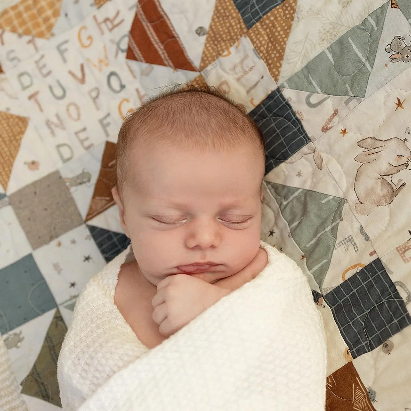 Tiny human. Big personality. The camera already loves him. 📷