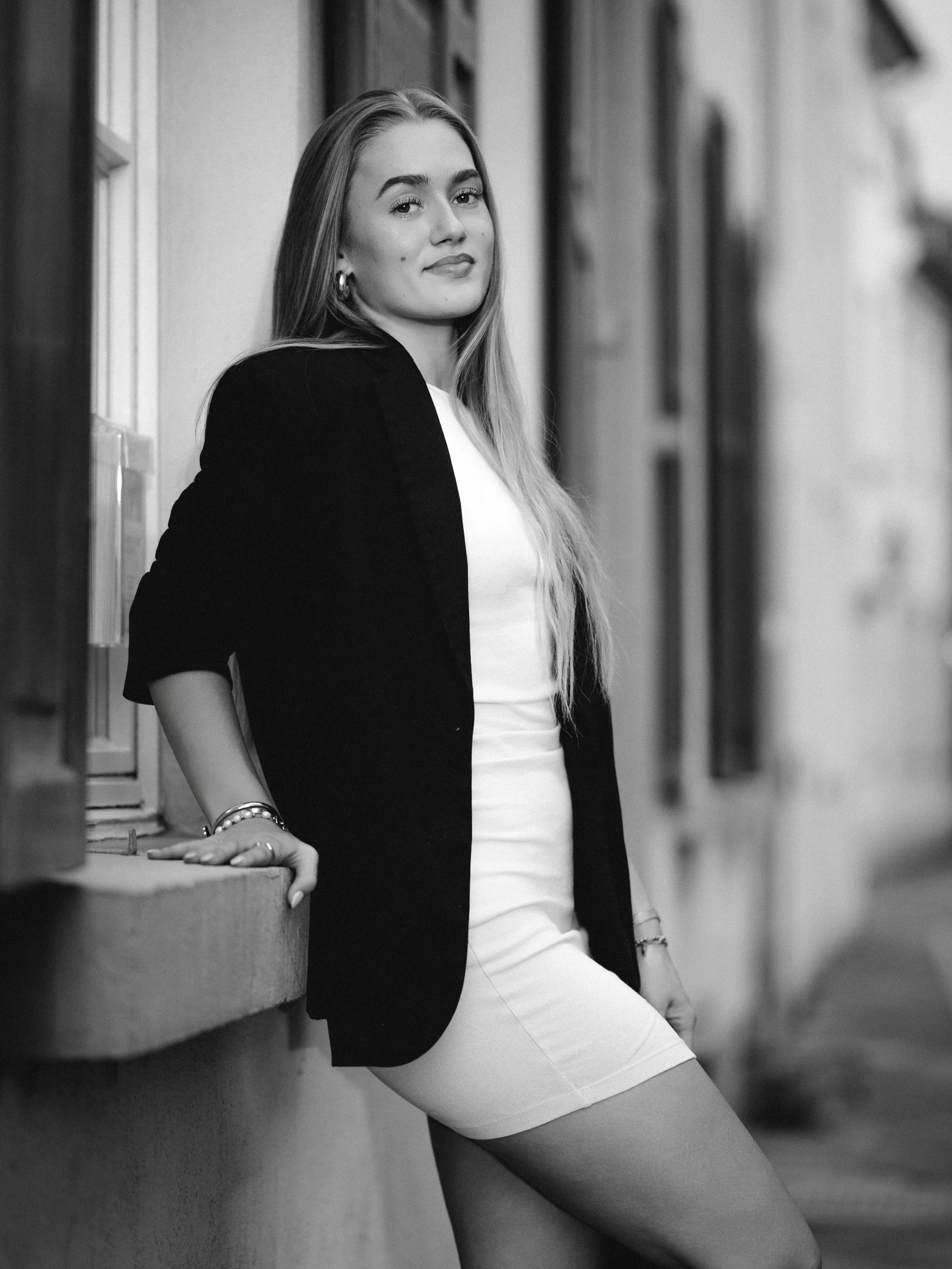 F&uuml;r mich war es das erste City-Light-Shooting in D&uuml;sseldorf &ndash; und f&uuml;r @mia.krs_ tats&auml;chlich das erste Mal &uuml;berhaupt vor der Kamera.

Umso mehr habe ich mich dar&uuml;ber gefreut, dass sie mir direkt so viel Vertrauen en