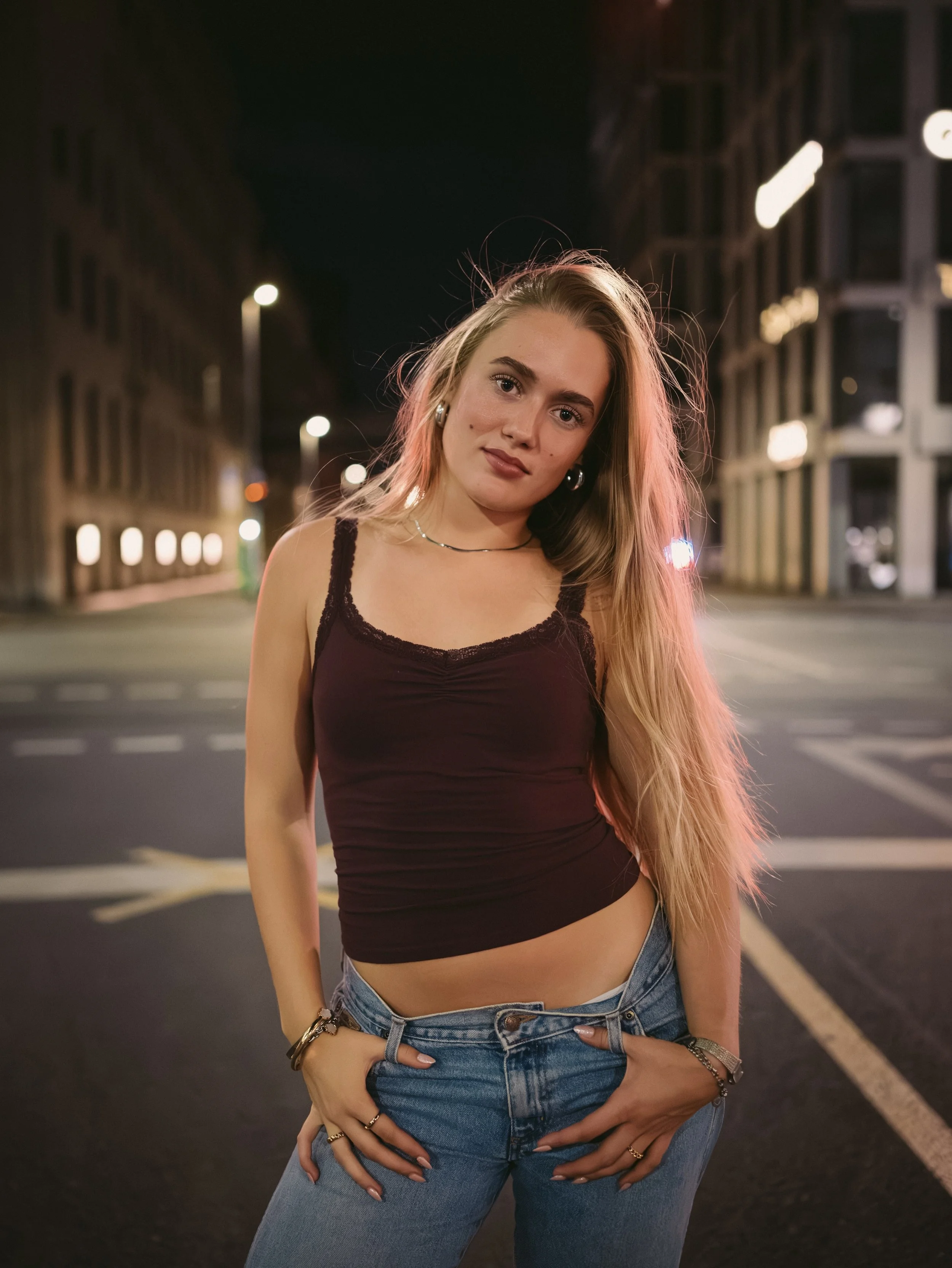 Okay, wir bleiben noch ein bisschen bei Farbe. 😄

Mit @mia.krs_  ging&rsquo;s abends durch D&uuml;sseldorf &ndash; City Lights, Neon, Stra&szlig;en und einfach schauen, was passiert.

Und Mia? Einfach richtig stark vor der Kamera.

Locker, mutig, so