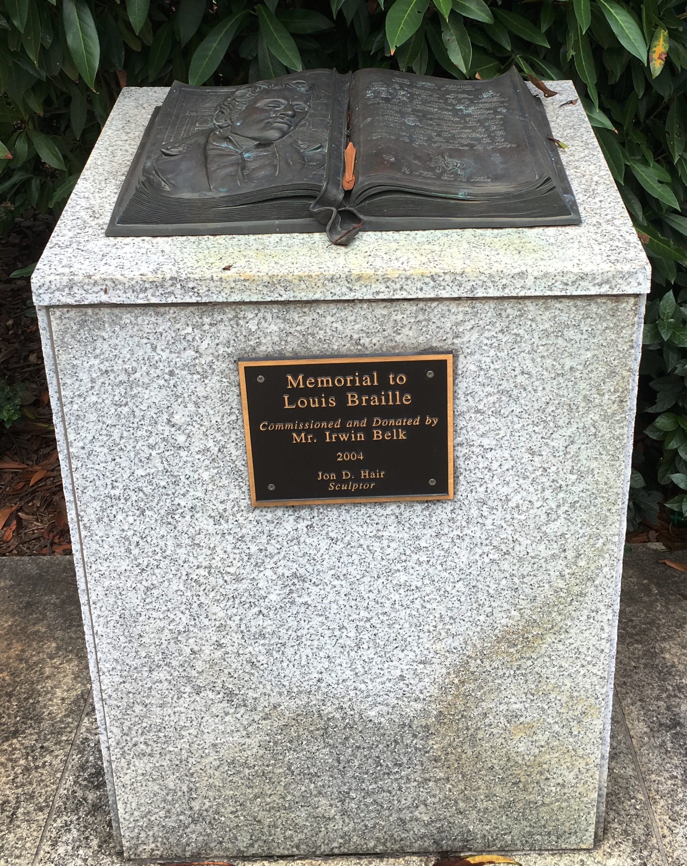 Memorial to Louis Braille.jpg