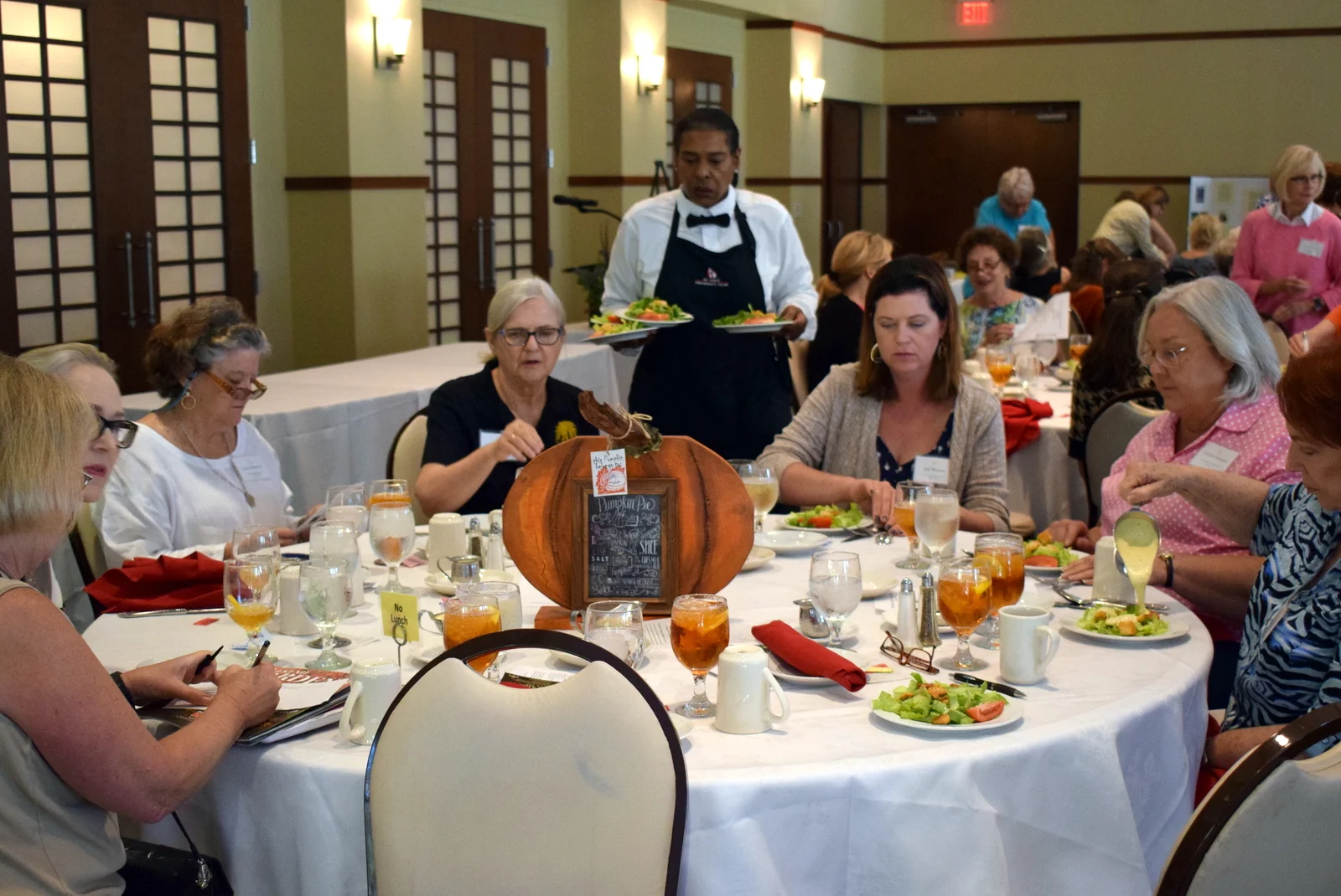 Oct 2018 table cenerpieces and lunch.JPG