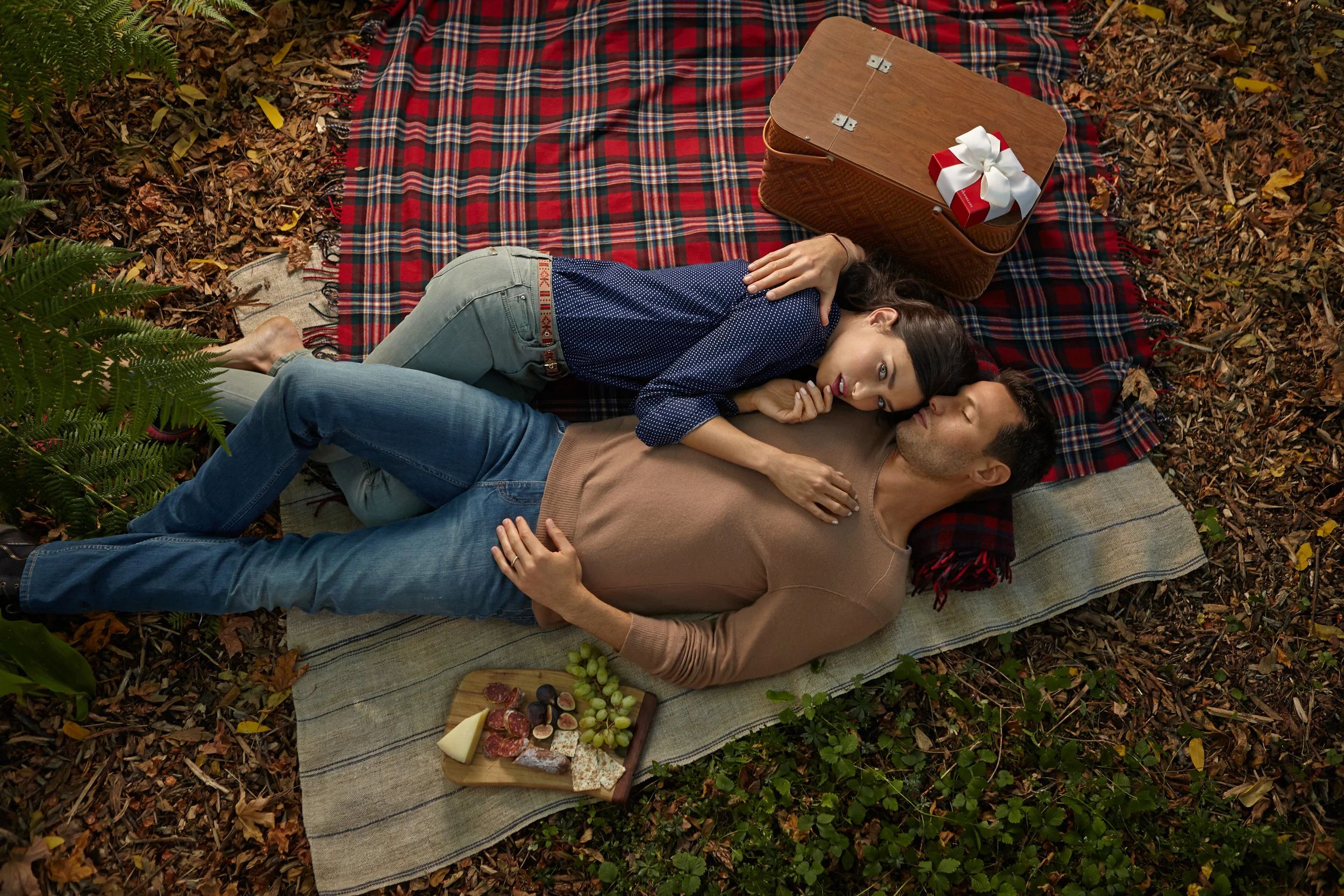 132309_REDLifestyle_Couples_Retreat_Blanket 61_RT.jpg