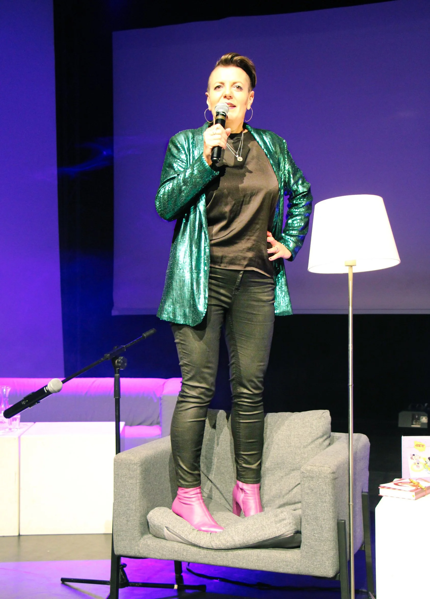 Diana am Sessel_c_Mia Löbl.jpg