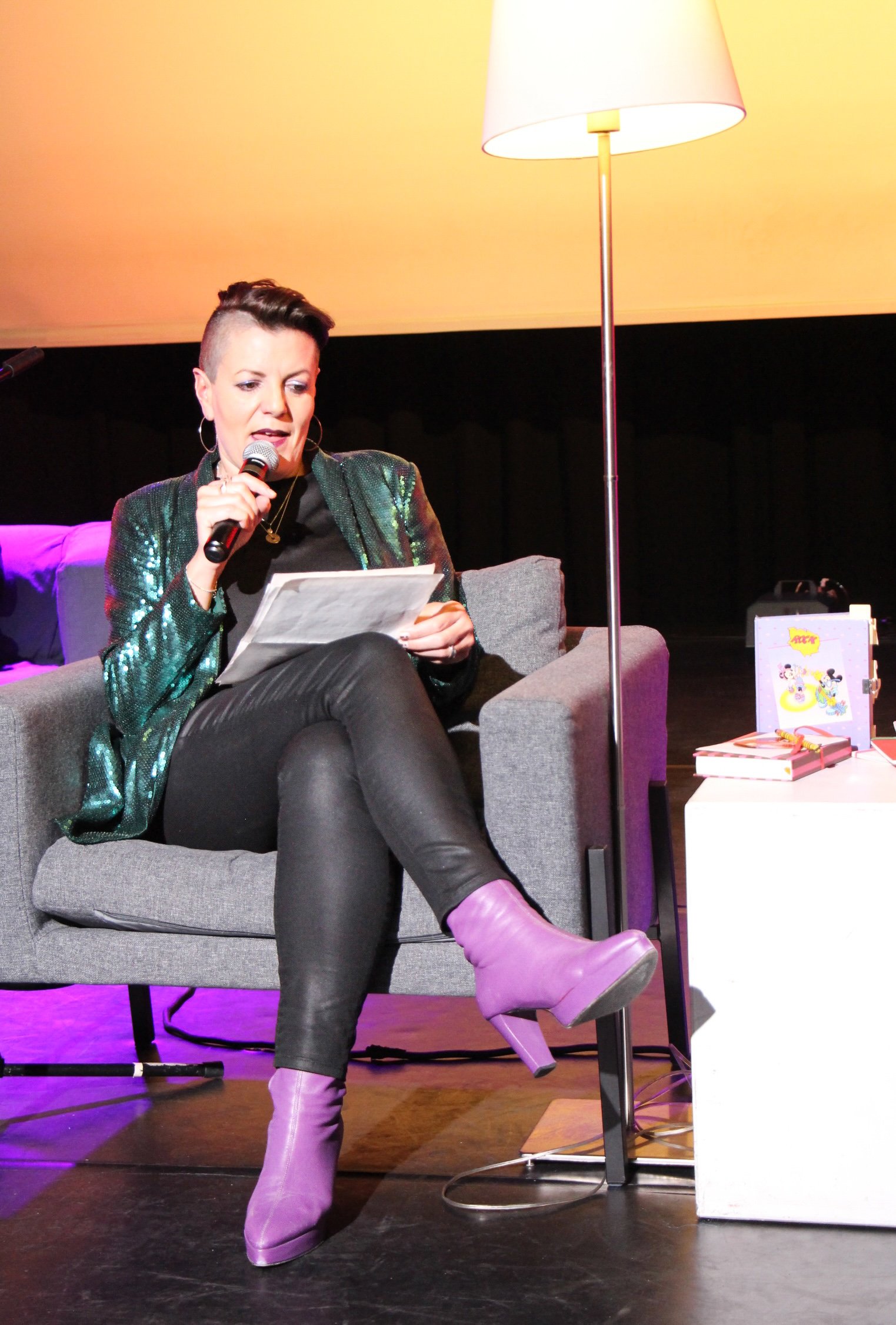 Diana lesend_c_Mia Löbl.jpg