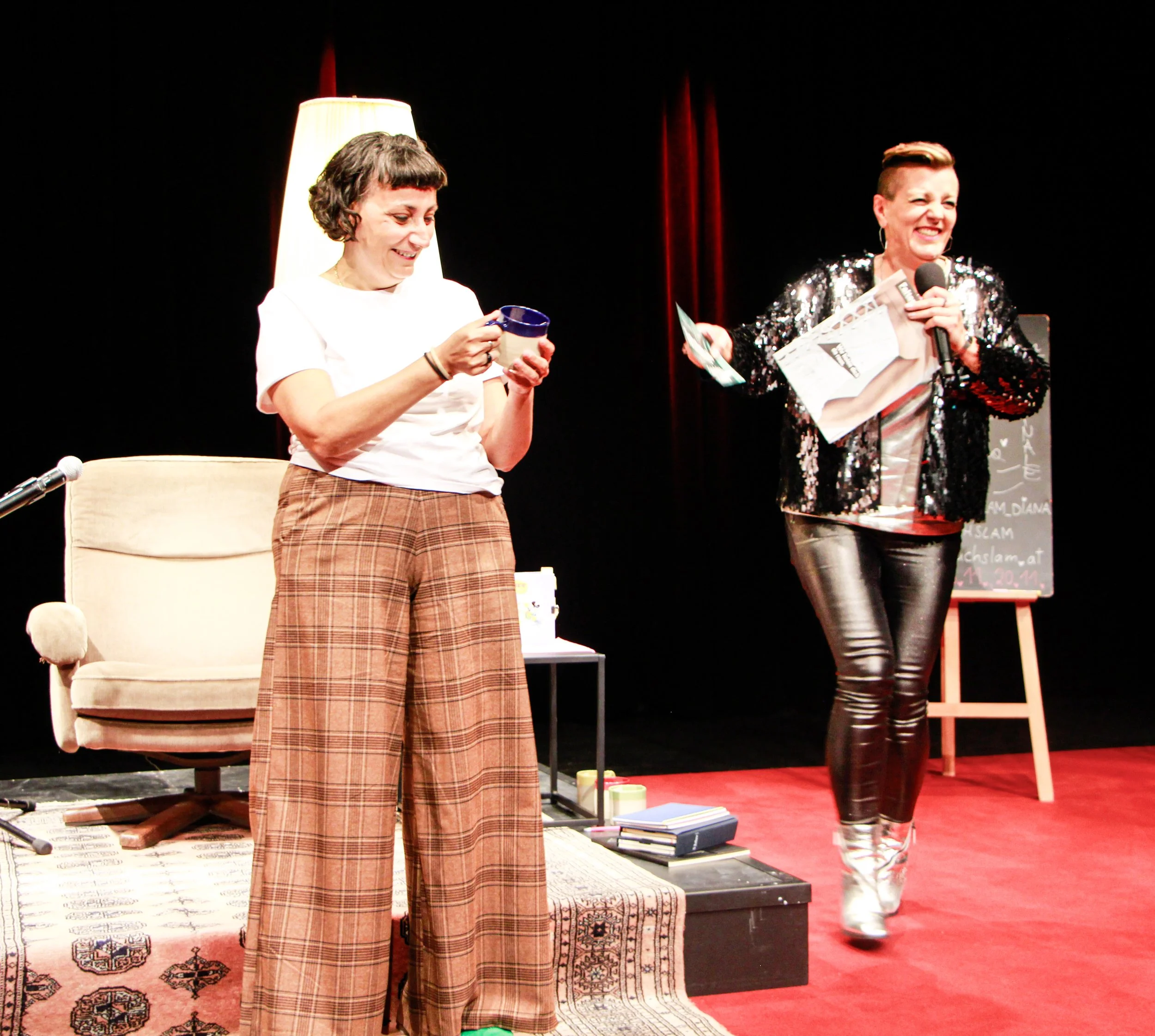 250928_Alessandra mit Tasse_c_Mia Loebl..jpeg