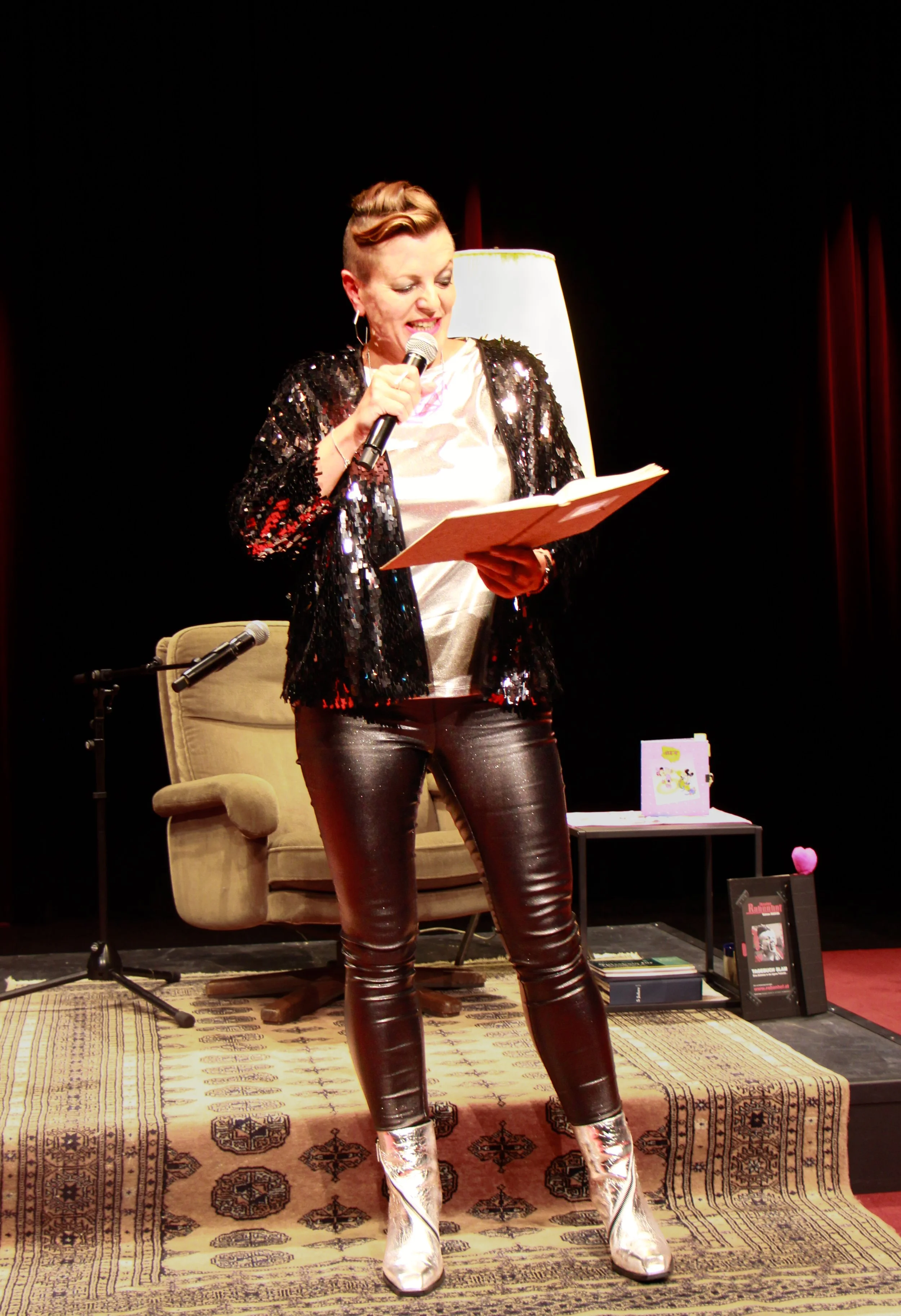 250928_Diana stehend und lesend_c_Mia Loebl..jpeg