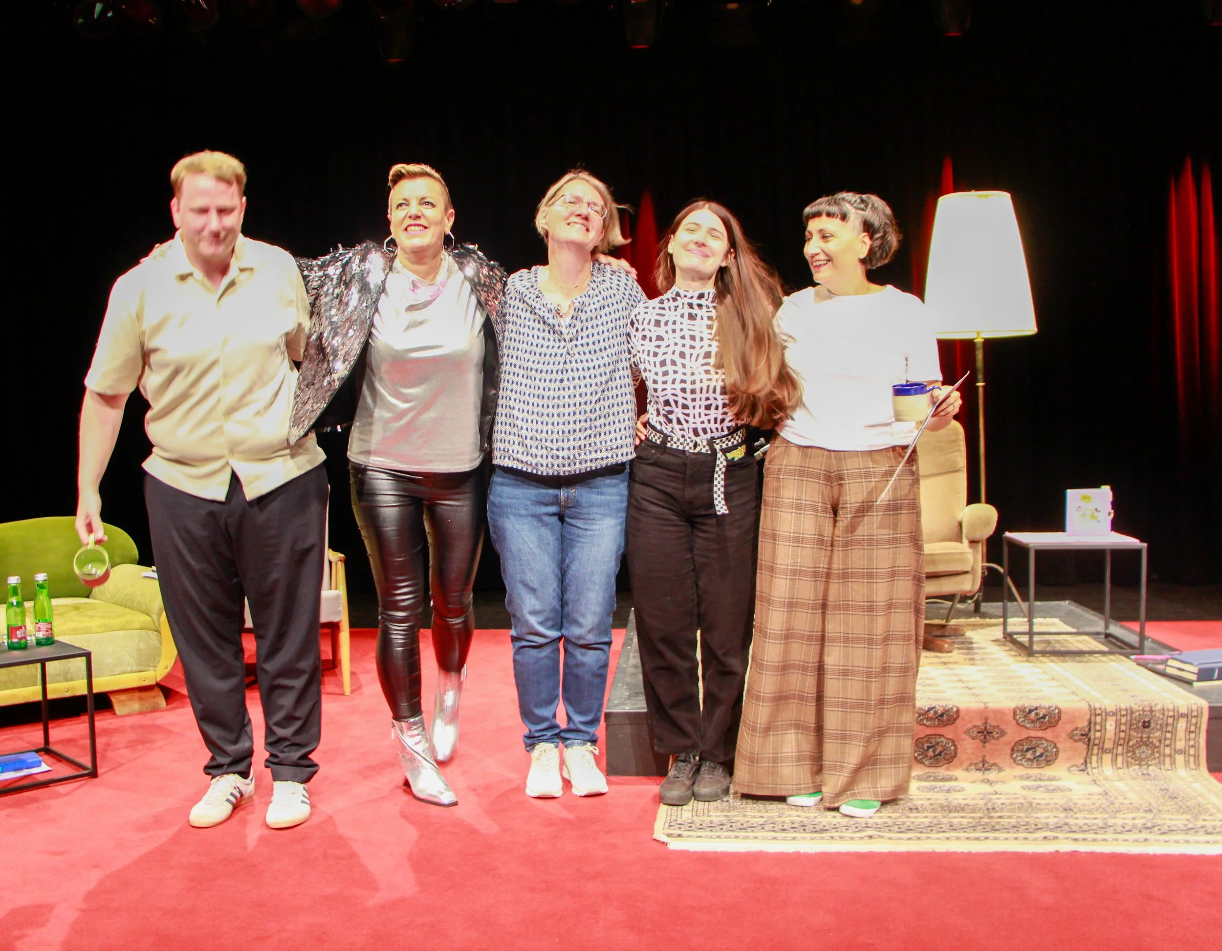 250928_Abschlussapplaus_Farbe_c_Mia Loebl.jpeg