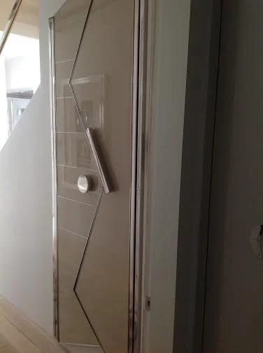 unique opening door to hide electronics