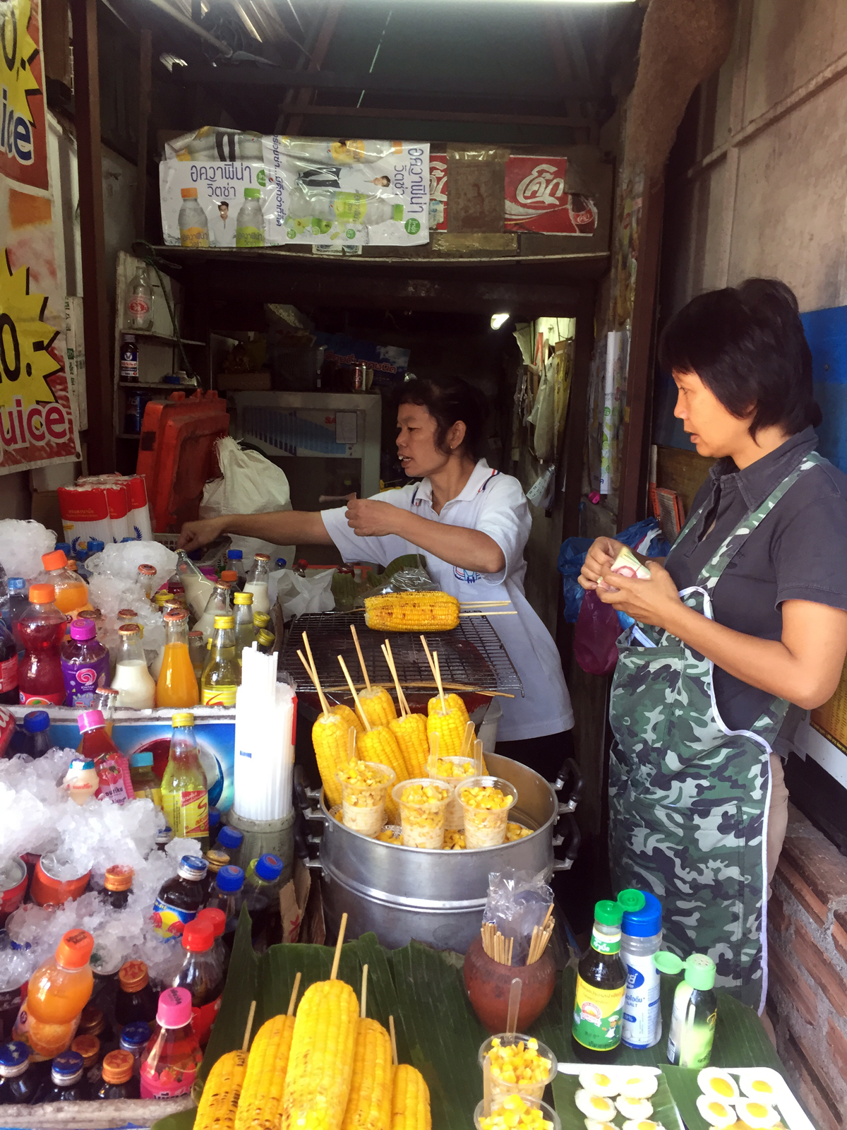 At the bottom of the stairs there were shops with souvenirs, cold beverages and snacks. Corn on a stick was clearly the trend.