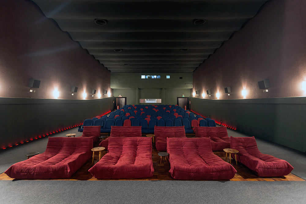 Vista da sala de cinema com sofás nas 2 primeiras fileiras. Foto de Sérgio Israel.
