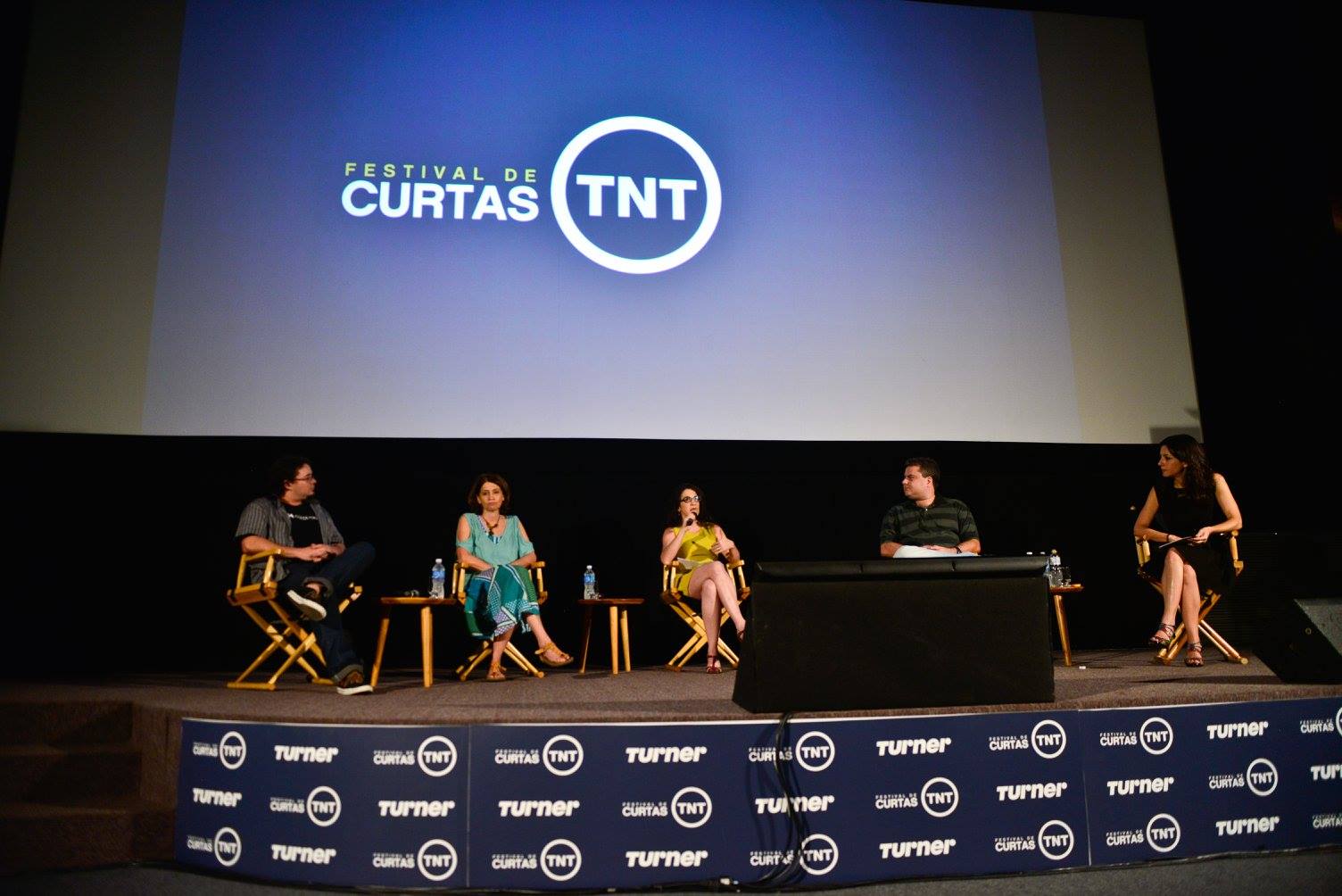 O palco do cinema é perfeito para debates. Foto de Marcia Tavares.