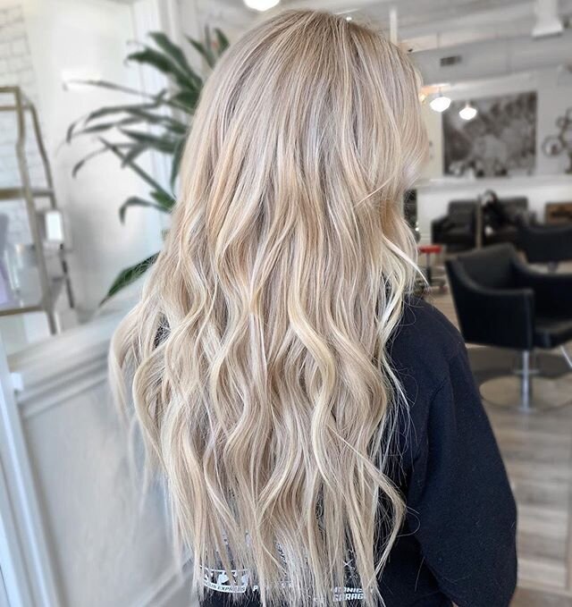 Hair by &bull; @rebeccafosterhair - What do your extensions look like? 👀 
Do they blend as beautifully as these @covetandmane do?
.
.
.
@panthercitysalon #panthercitysalon #panthercity #fortworthhair #fortworthstylist #dfwhairstylist #dfwhairscene #