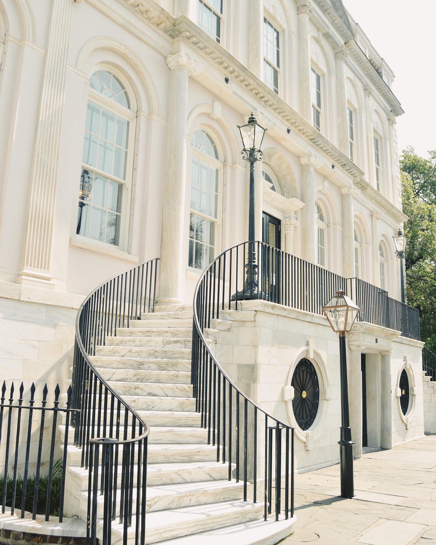 🤍

#charleston #charlestonsc #southcarolina #charlestonphotography #architecture #archlovers #history #historiccharleston #southerncharm #curbappeal