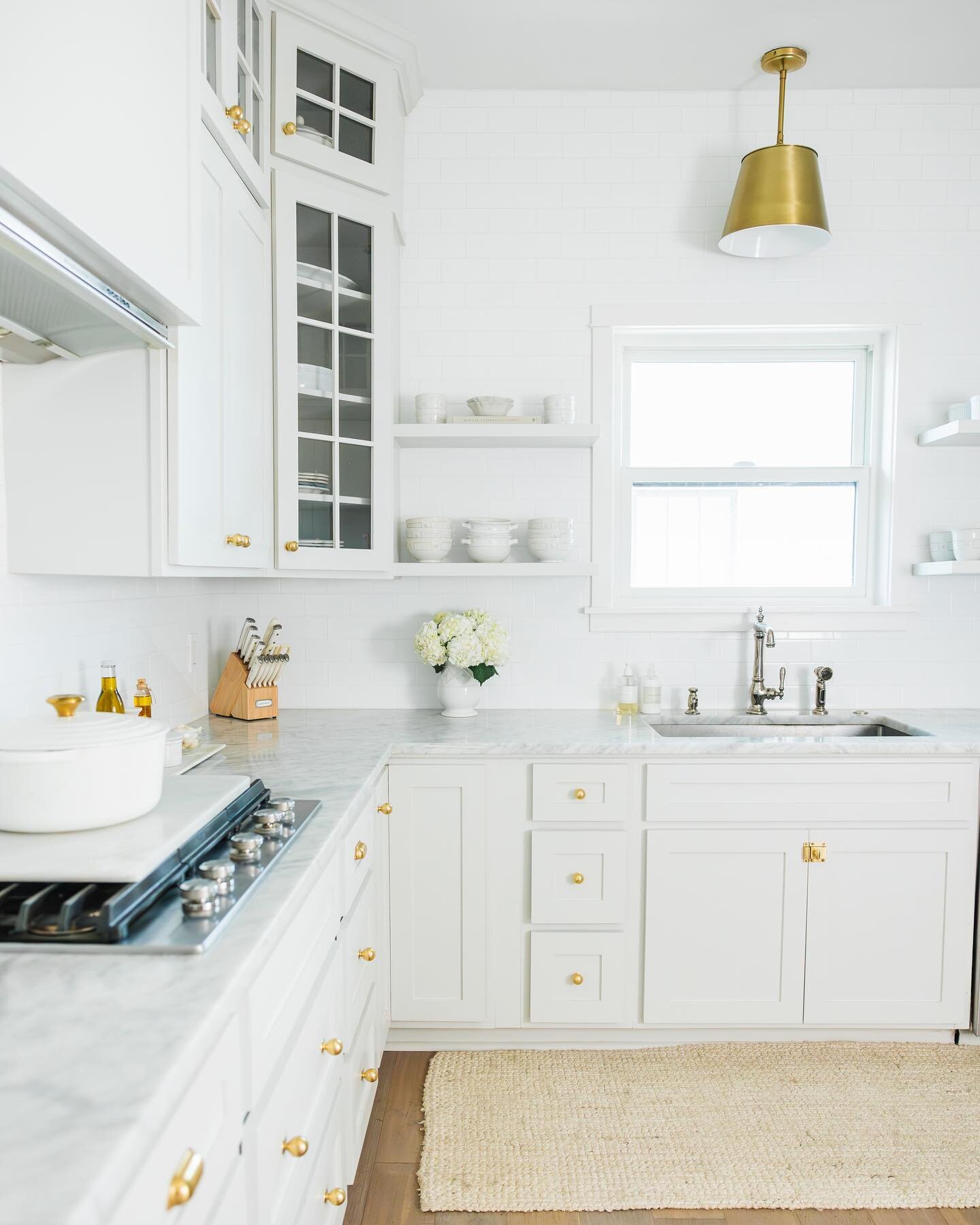 Kitchen before and after ✨ photos by @angiegarciaphoto 

#beforeandafter #kitchen #kitchenreno #whitekitchen #homereno #renovation #kitchenrenovation #homesweethome #interiordesign #howyouhome #interiordecor  #myinspiredhouse #designsponge #hometakes