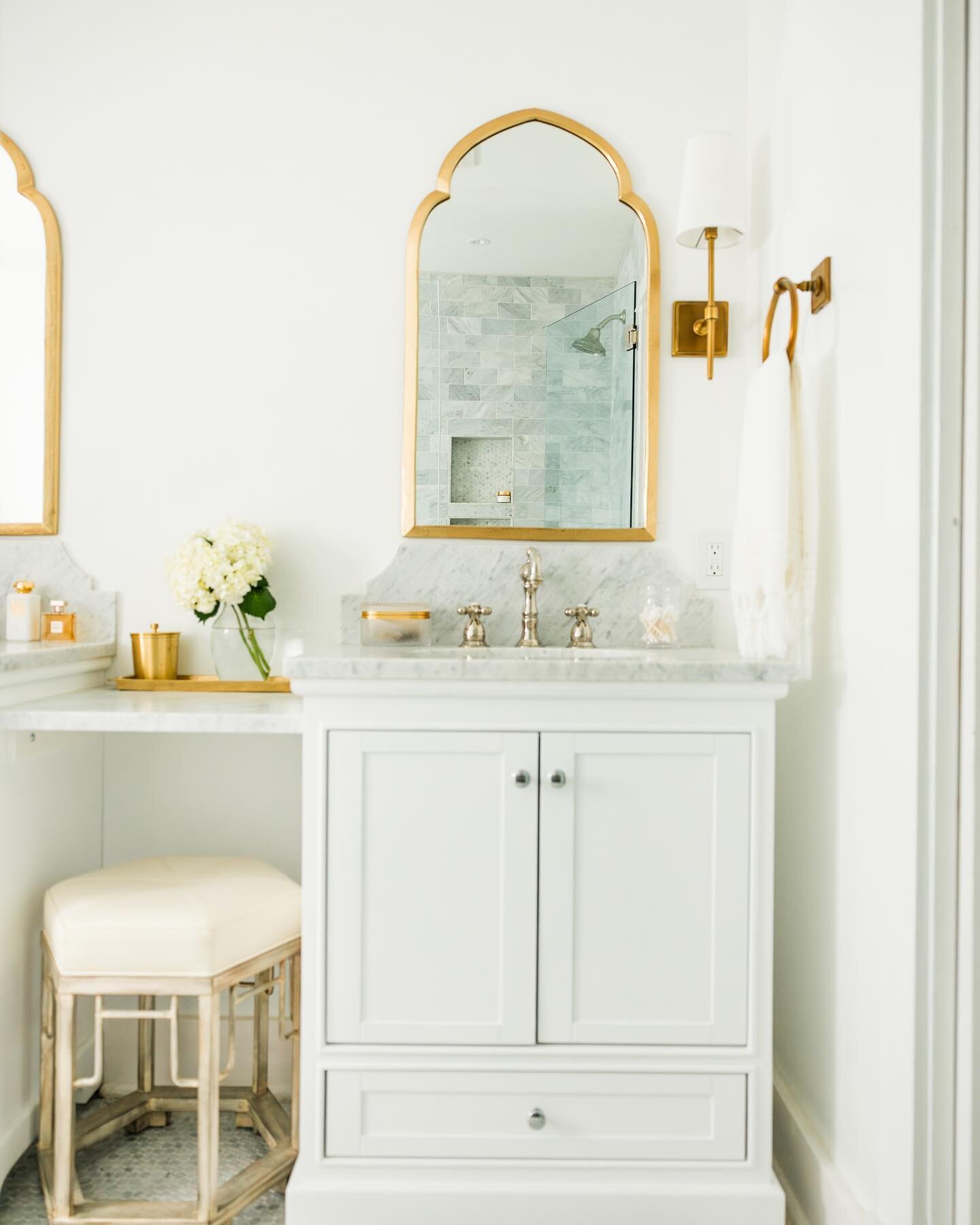 Favorite bathroom details ✨ 

Photos by @byangiegarcia 

#bathroom #bathroomdesign #bathroomremodel #bathroomrenovation #bathroomreno #interiordesign #interiordesigner #howyouhome #interiordecor #myinspiringinterior #lightandbright #hometakestime #pa