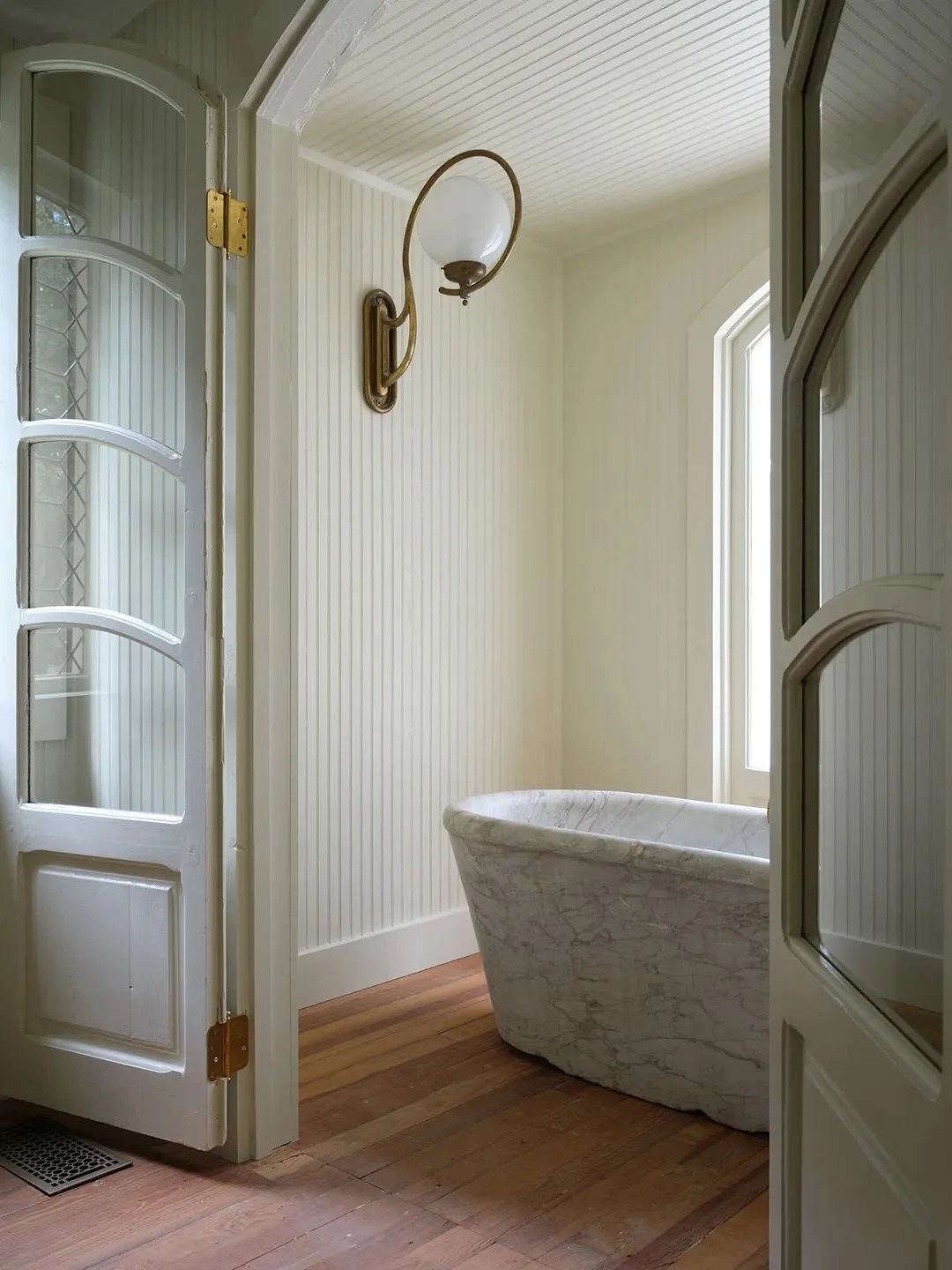 Round the Round: A Charming Farmhouse by Leanne Ford and Grace Mitchell