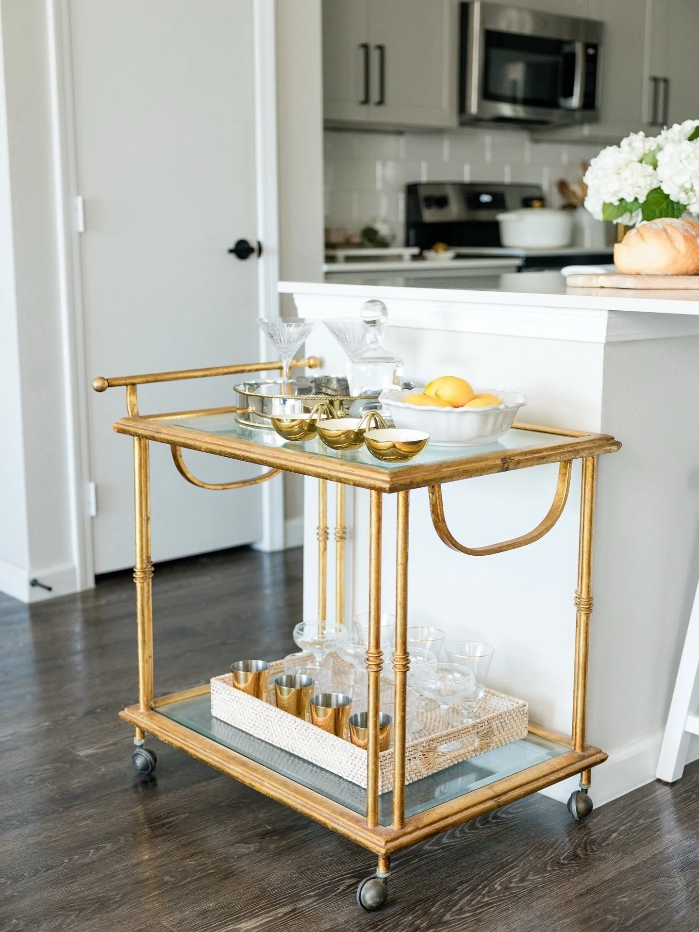 ✨ Bar Cart Styling 101 ✨ A quiet little refresh that makes home feel just a bit more inviting. Subtle textures, soft neutrals, and a few thoughtful details&mdash;perfect for slow evenings and simple gatherings. 🍸🌿
Styled with: ✔️ Neutral glassware 