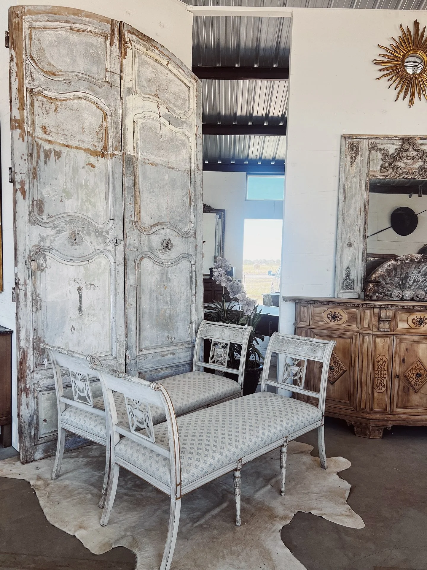 Dreamy dreamy day ☁️ 

#roundtop #antiques #roundtopantiqueshow #roundtoptexas