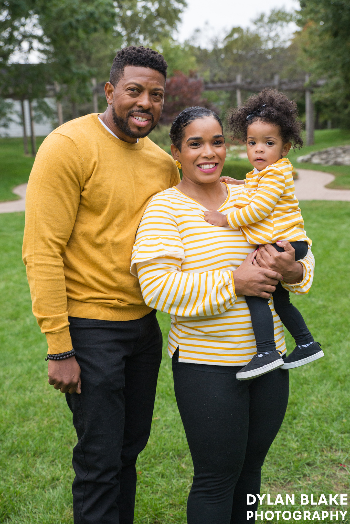 cruz-family-portrait-bowen-park-waukegan-04.jpg