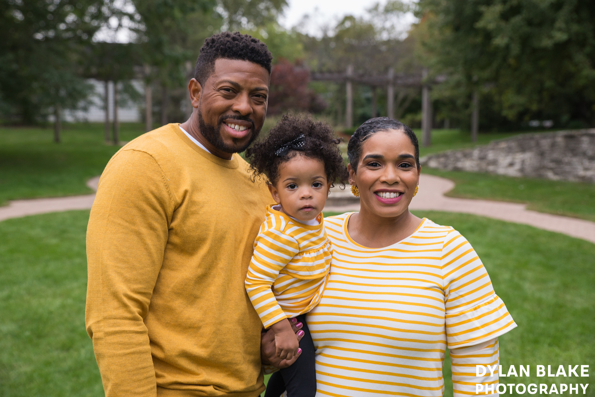 cruz-family-portrait-bowen-park-waukegan-10.jpg