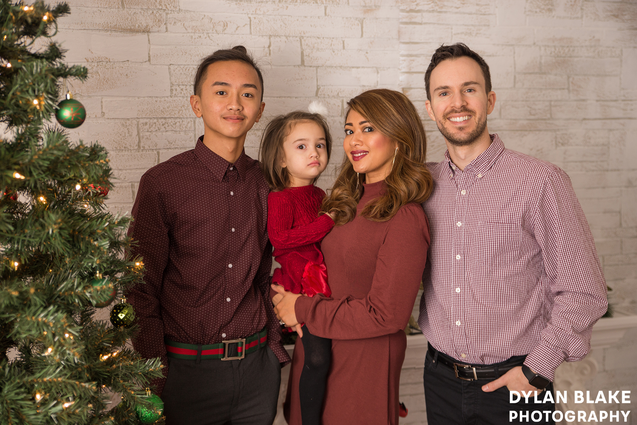 downtown-waukegan-studio-christmas-mini-session-01.jpg