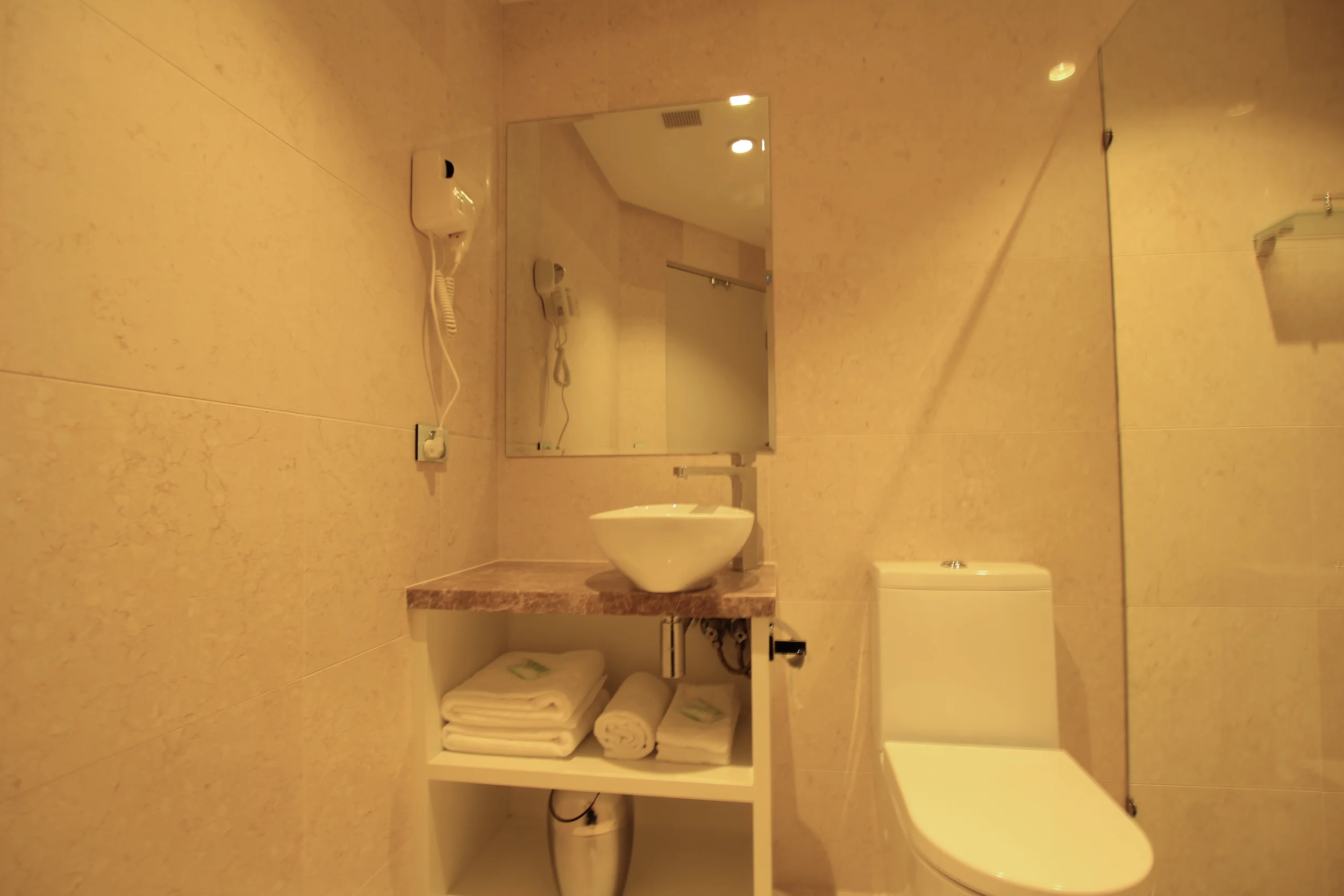 BATHROOM2.jpg