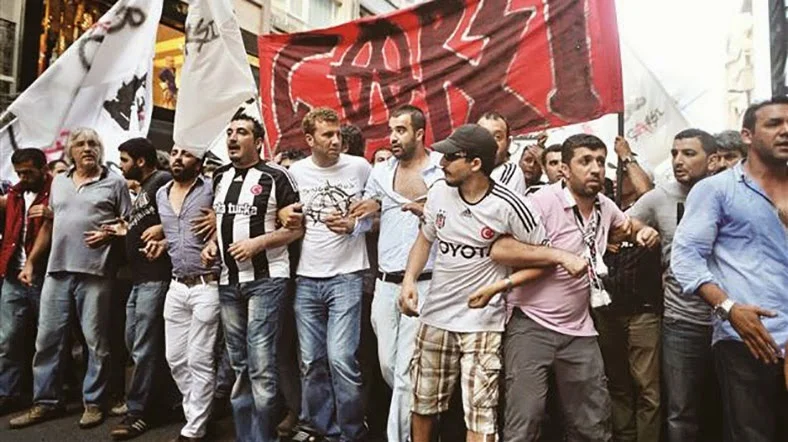 Bugün Çarşı Grubu'nun üyelerinin de aralarında olduğu 35 kişi, Gezi'deki rolleri nedeniyle darbe girisimi ile suclandı