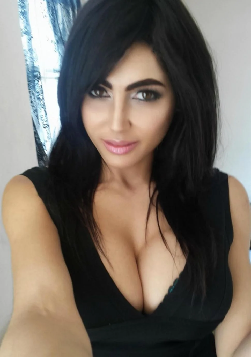 Kim Kardashian'a olan sözde benzerliği sayesinde BM gazinosunda şimdilik iyi iş yapan bir kezban