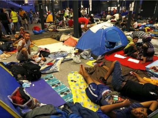 Batı'ya giden trenlerin kalktığı Keleti istasyonunda yüzlerce mülteci günlerdir böyle kalıyordu