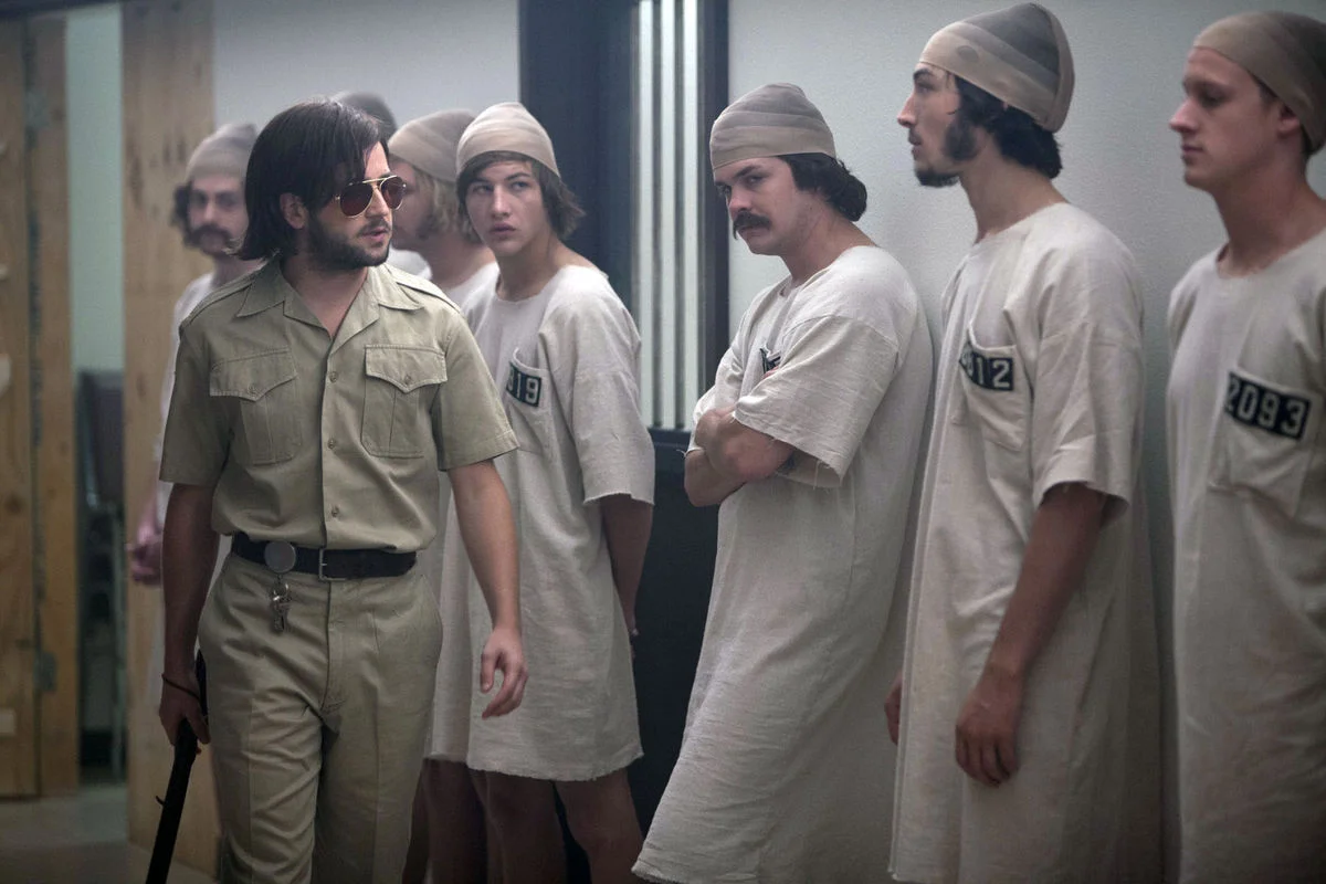 Stanford deneyinin filminden bir kare. Bilerek izlemedim ki "ben onu orijinalinden okumuştum zaten" diyebileyim konusu açıldığında.